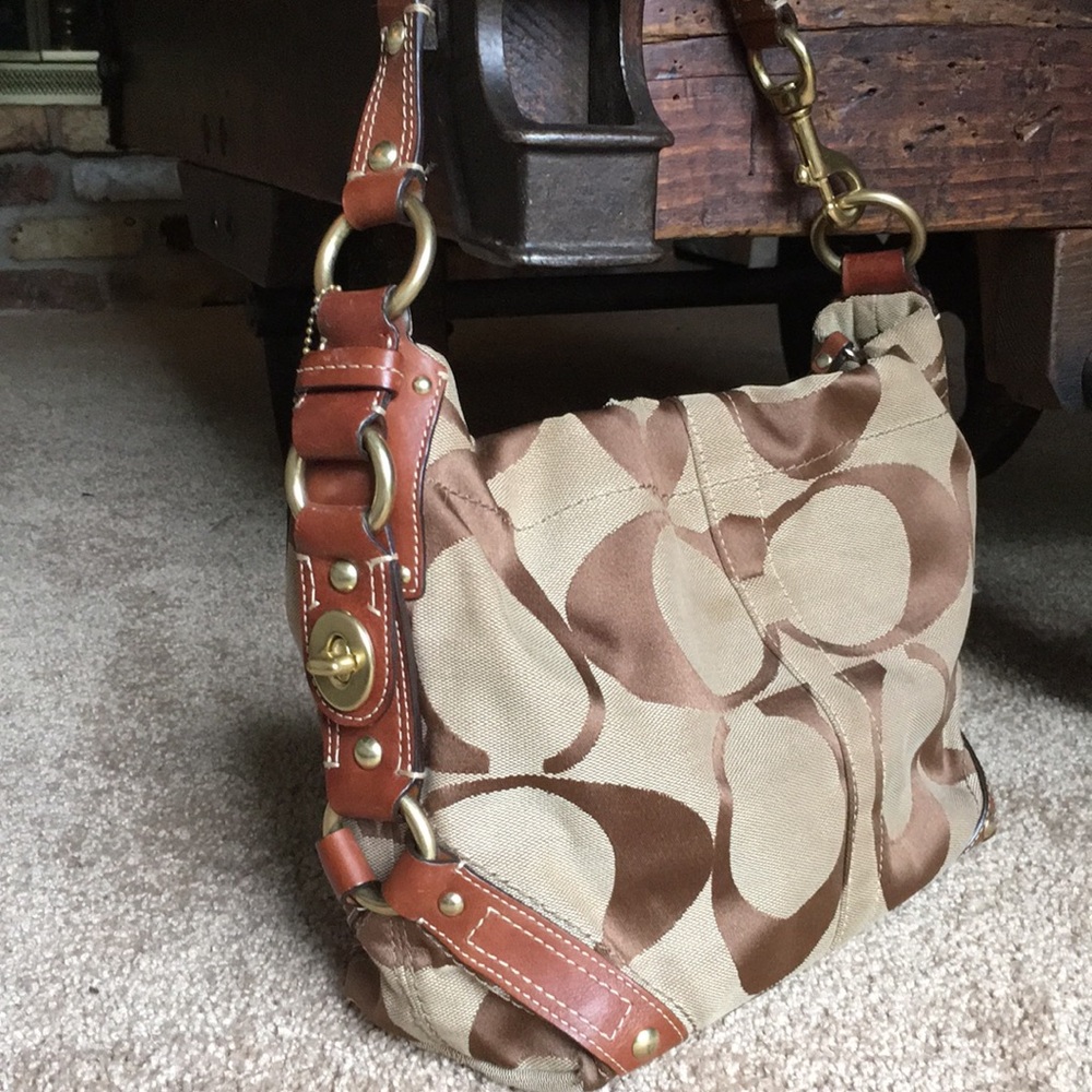 Coach Signature Carley Medium Size